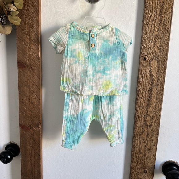 Muslin Tie Dye Baby Outfit Set 0-3 Months Baby Boy Cat & Jack excellent like new - Picture 2 of 14